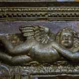 ...sorretta da quattro angeli dorati